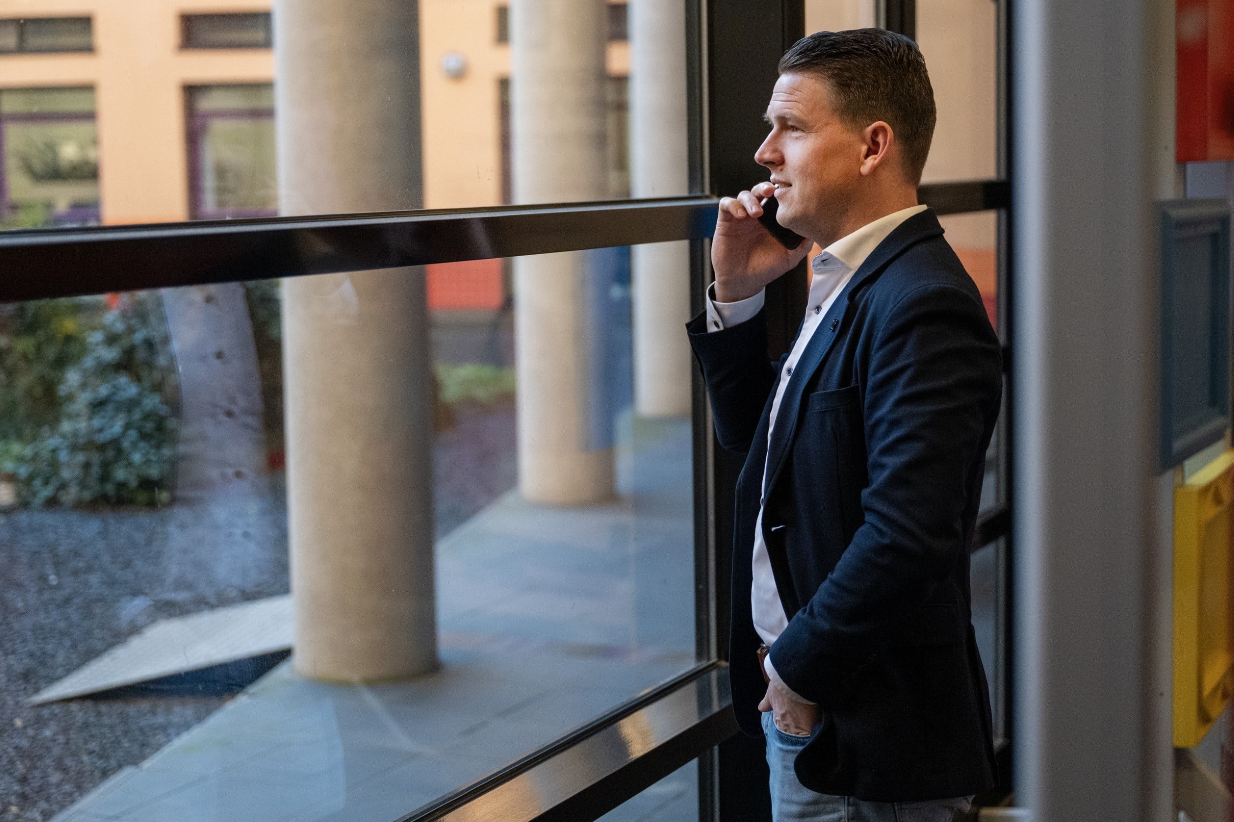 Foto van klant (Alex Tabak) die aan het bellen is.