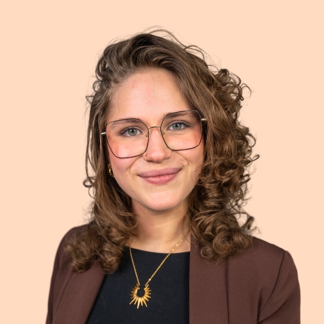 Foto van Fredou Nieuwenhuis met een beige achtergrond.